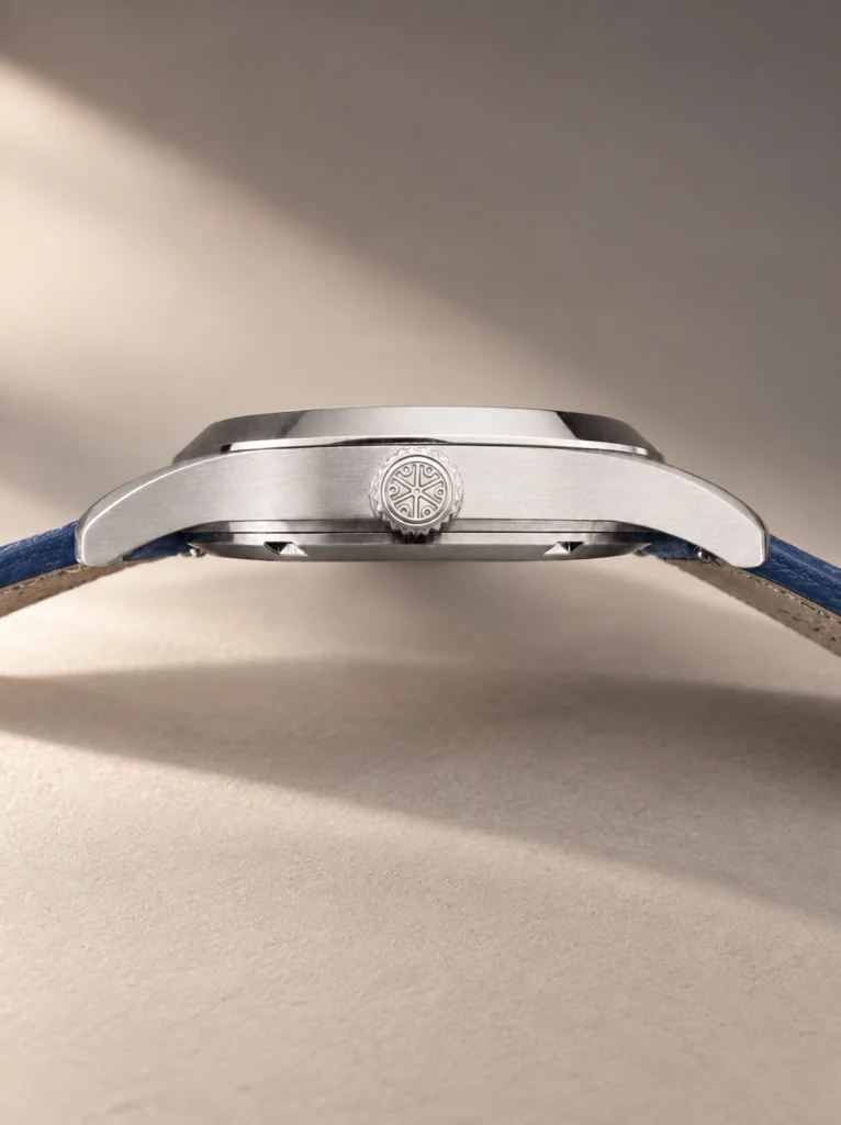 Side view of the Knez Mraz case and crown