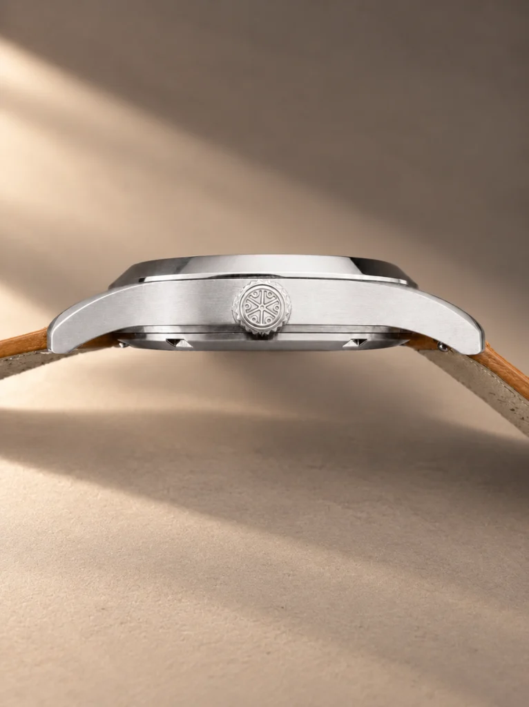 Side view of the Knez Vir case and crown