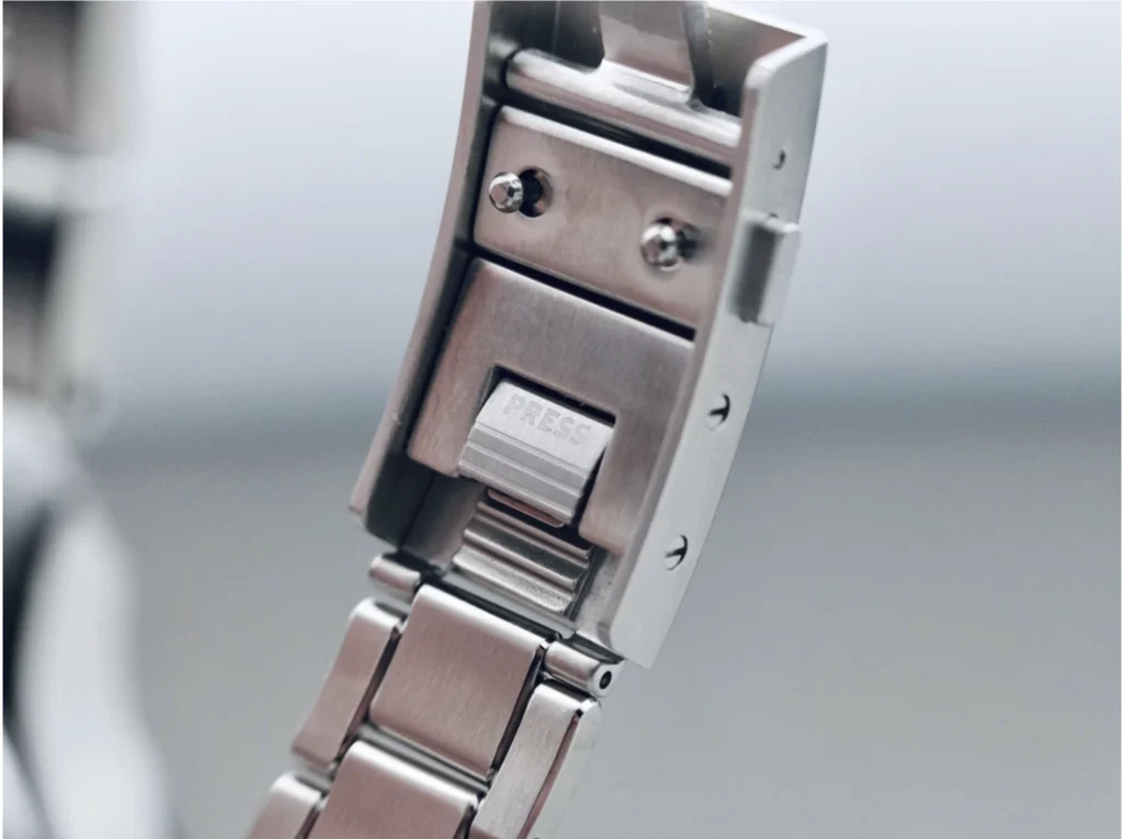 Micro-adjustment on the Veles bracelet clasp
