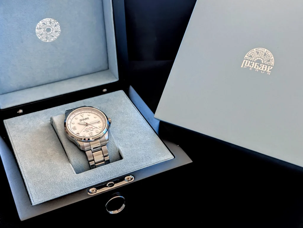 Veles Pearl White in its presentation box